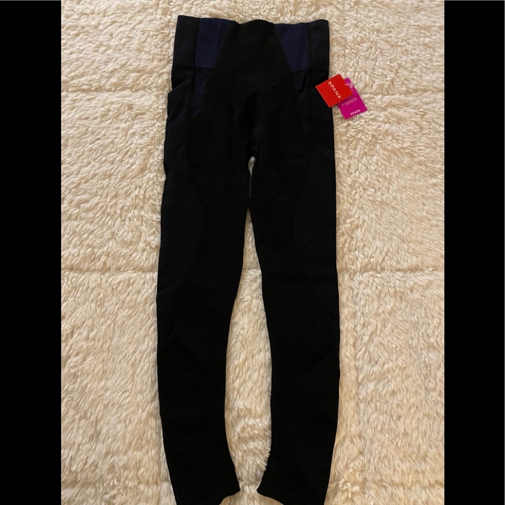 SPANX Sculpting performance Leggings. New with tags. Size medium. Black&Blue
